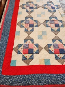 Trapunta coperta vintage patchwork a brandelli rosso blu cotone 74 x 86” fatta a mano - Foto 1 di 17