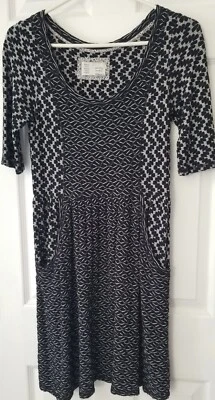 Vestido Saturday S Anthroplogy Blanco y Negro Jersey Ajuste y Bolsillos Acampanados  Foto 1 de 4
