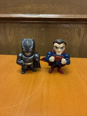 Figuras blindadas de Batman y Superman fundidas a presión de metales juguetes de Jada de Batman vs Superman Foto 1 de 4