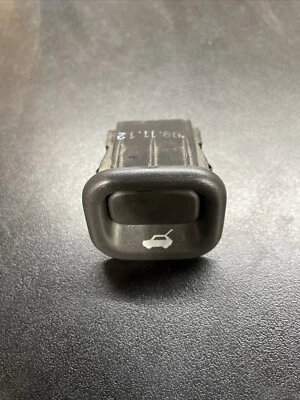 Interruptor de liberación de puerta trasera de maletero Honda CRV CR-V RD1 1997-2001 GRIS Foto 1 de 3