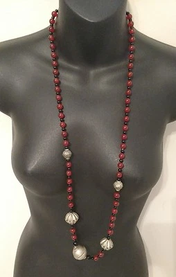 De colección.  Collar de cuerda de bolas de metal facetadas de vidrio rojo negro Art Deco 34" de largo Foto 1 de 4