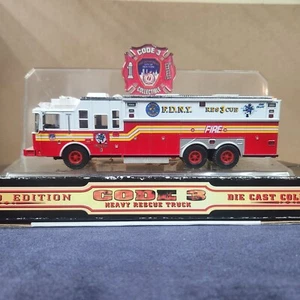 Code 3 1:64 FDNY Saulsbury Heavy Rescue 3 Apparatus #12701 - Picture 1 of 8