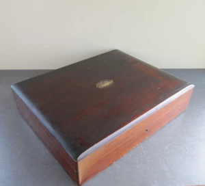 Grande scatola vuota per posate/mensa in mogano con cartiglio in ottone 1929 con chiave - Foto 1 di 13