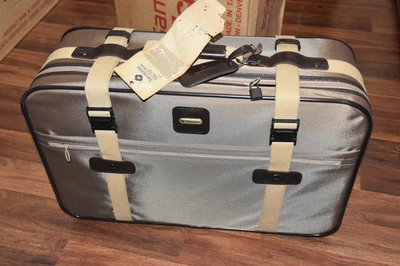 NOVA MALA DE BAGAGEM VINTAGE 1980s Samsonite Kicks Traveler 24 nova com etiquetas e caixa cáqui - Imagem 1 de 4