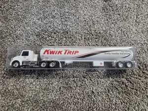 Semirremolque cisterna de combustible de juguete Kwik Trip Wisconsin nuevo en caja - Imagen 1 de 4