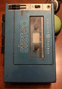 GE General Electric 3-5270A Lettore di cassette stereo blu retrò film Prop - Foto 1 di 8