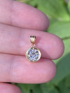 Colgante con bisel de diamantes marrones de lujo natural de 0,57 quilates de calidad amarillo de 18 quilates de 7,2 mm - Imagen 1 de 9