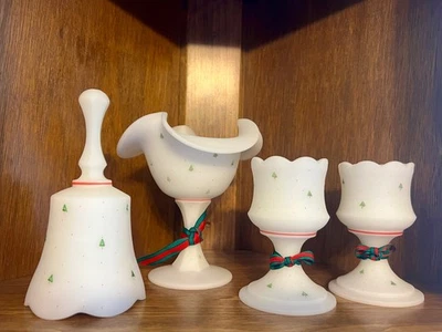 Коллекционный набор из матового стекла Christmas Fenton с ручной росписью и подписью - Изображение 1 из 4