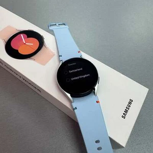 Samsung Galaxy Watch FE 40mm Silver - Blue Straps all Brilliant condition - Zdjęcie 1 z 6