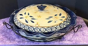 Plato de pastel festoneado Temptations Old World azul 9" tapa de estante de metal floral - Imagen 1 de 6