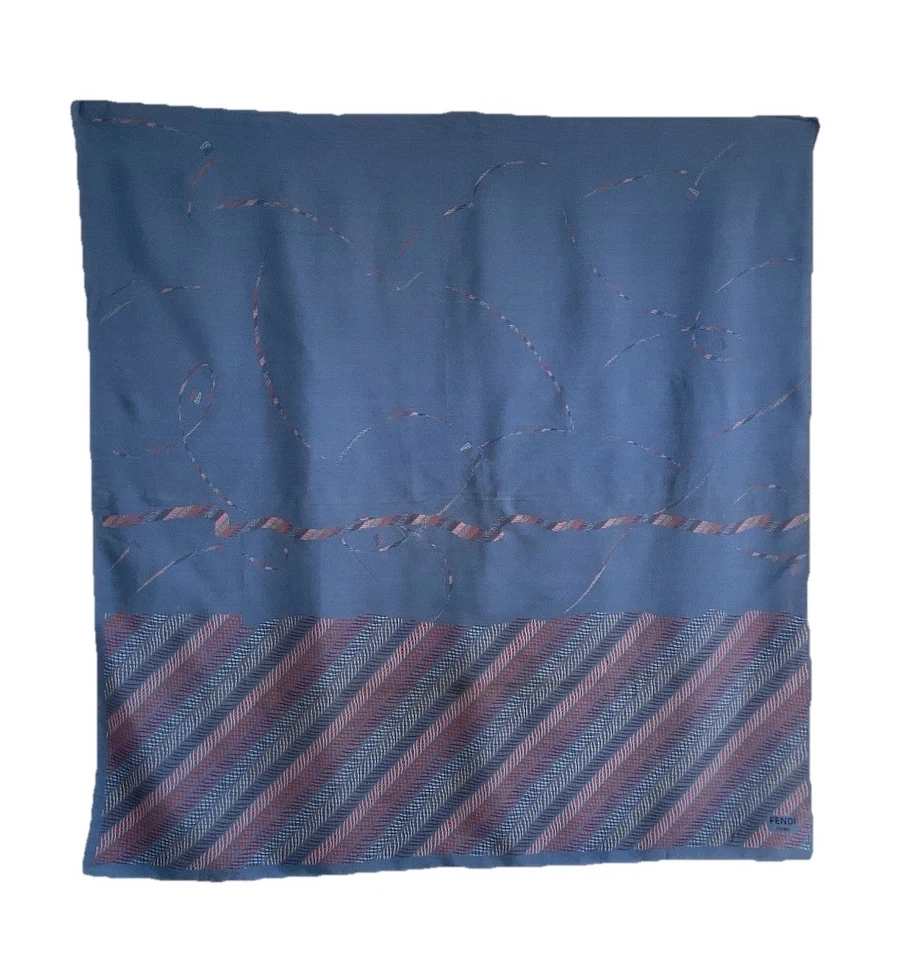 "Bufanda azul seda pura FENDI con patrón geométrico ondulado enrollada a mano 34""/33"" EC" Foto 1 de 4