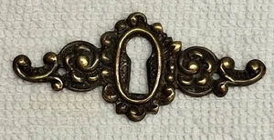 ANTIKE HORIZONTALE MESSINGGUSSROSETTE/SCHLÜSSELLOCHABDECKUNG, 2 1/2 ZOLL  X 1 ZOLL - Bild 1 von 4