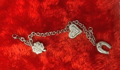 Pulsera con dije de plata de ley, circonita cúbica en ambos lados de cada encanto. Foto 1 de 4