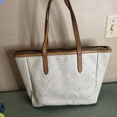 Bolso de Mano Fossil Sydney Bone de Lona y Cuero Recubierto Geométrico Foto 1 de 4