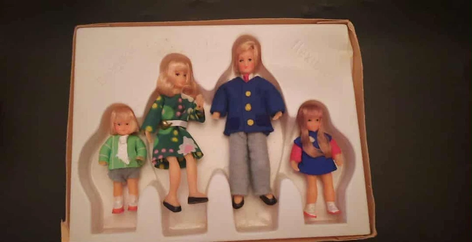 Casa de muñecas miniatura vintage goma/flexible familia de 4 Foto 1 de 1