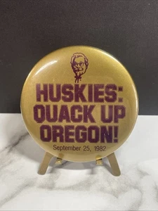 1982 Washington Huskies vs Oregon Ducks KFC Pinback Button HS29c - Picture 1 of 2