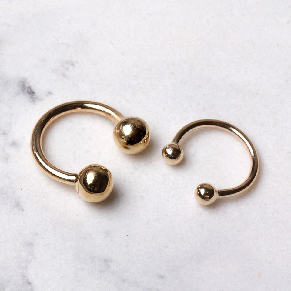 Herradura de oro amarillo de 14 quilates con bolas Foto 1 de 3