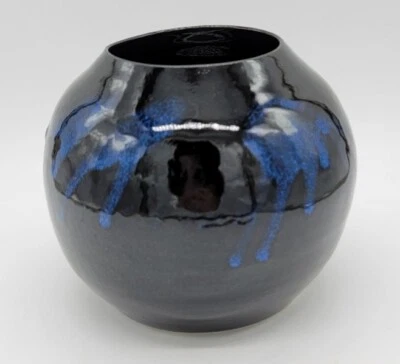 Jarrón Studio Art Pottery negro y azul cobalto FIRMADO JC Vigil Foto 1 de 4