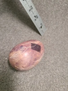 Huevo de piedra tallado a mano vintage 3" púrpura, ciruela, granate - Imagen 1 de 5