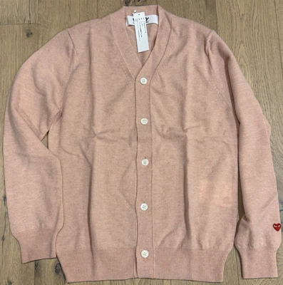 Talla M- COMME DES GARCONS Play Rojo Corazón Parche Abotonado Cárdigan Suéter, Melocotón Foto 1 de 4