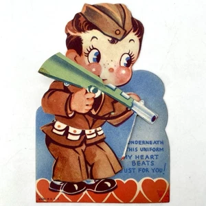 Junge in Armeeuniform mit Waffe Vintage Valentinskarte 1940er WWII Herz schlägt - Bild 1 von 5
