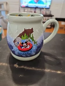 Taza pesada de Mickey Mouse ~ Rafting en el río Grizzly ~ Disney California W663-6865-8 11,12 - Imagen 1 de 5