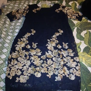 Olivia Mathews Etuikleid schwarz mit goldenen Blumen Overlay-Detail Übergröße 3x - Bild 1 von 10