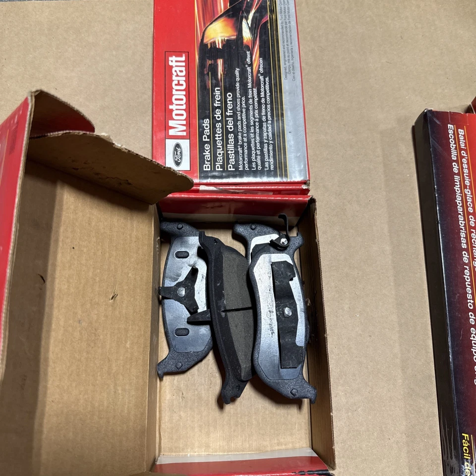 Pastillas de freno de disco traseras OEM Motorcraft BR-73-B Crown Victoria Town Car 1996-2002 Foto 1 de 4