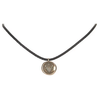 Collar de cuero colgante con escudo Gucci plateado Foto 1 de 4