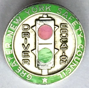PINBACK DE COLECCIÓN DEL CONSEJO DE SEGURIDAD DE NUEVA YORK EDUCACIÓN DE CONDUCTORES METAL Y ESMALTE - Imagen 1 de 4