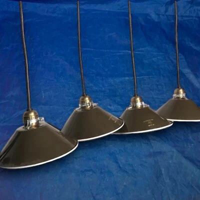 Cuatro (4) Lámparas Colgantes Industriales con Tonos Verdes Militares 61C Foto 1 de 4