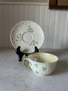 Taza y platillo interior amarillo tejido de canasta Belleek trébol 5ª y 6ª marca - Imagen 1 de 10