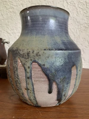 Vaso de cerâmica arte esmalte gotejamento ferro preto azul marrom texturizado abstrato assinado - Imagem 1 de 4