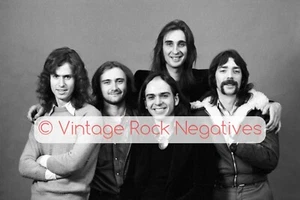 GENESIS Lamm liegt auf B'way NYC 1974 - Pro Archivfoto (8,5"x11") fr Neg - Bild 1 von 1