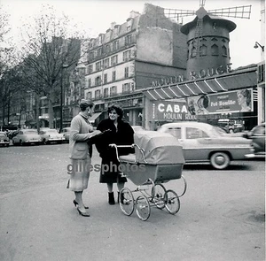 PARIS c. 1960 - Enquêtrice devant le Moulin Rouge - Div 2412 - Imagen 1 de 2