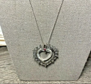 Collar colgante vintage de corazón de cristal de cristal cortado con pergamino de filigrana tono plata - Imagen 1 de 5