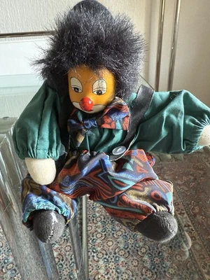 Clown, Harlekin, Kleiner Schelm,bunte Trägerhose,grüne Bluse,24cm,Sammlerpuppe - Bild 1 von 4