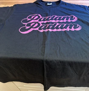 PORT COMPANY PADAM PADAM LOGO T-SHIRT GROSSZÜGIG 2XL T-SHIRT SCHWARZ. - Bild 1 von 3