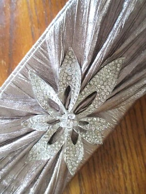 Cartera sin asas/brossbody formal plisada plateada coja, acento de diamantes de imitación, 10 x 4 pulgadas Foto 1 de 4