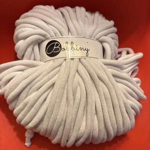 Cordón de algodón trenzado Bobbiny 9 mm (1 madeja) | 100 m/108 yardas | Blanco - Imagen 1 de 3