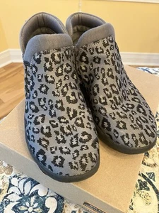 EUC Clarks Cloudsteppers Size 7.5 WIDE washable Booties Adella Pine Gray Leopard - Picture 1 of 6