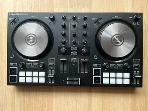 NATIVE INSTRUMENTS S2 MK3 2 Deck DJ Controller TRAKTOR KONTROL Music Audio Pro - Picture 1 of 15
