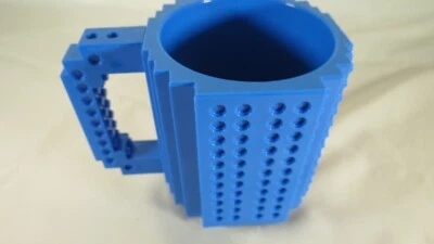 Taza de café LEGO de ladrillo construida azul Foto 1 de 3