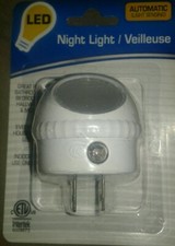 Night Light LED White..Plug in with Auto Sensor White Light Sensing Brand New 