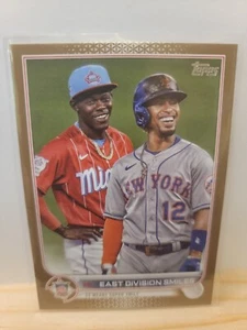 Topps Series 1 #98 2022 East Division Smiles Gold/2022 - Imagen 1 de 2