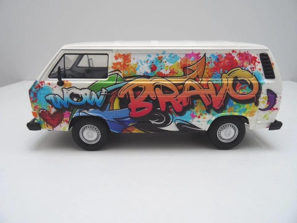 Volkswagen T3 Furgone 1/24 Bianco Con Decorazione Graffiti - Motormax 79599