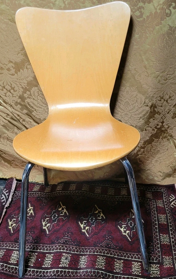 Silla de madera contrachapada moldeada Arne Jacobsen para Fritz Hansen, 33,5" de alto, 19" de ancho, en muy buena condición Foto 1 de 3