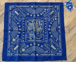 "Pañuelo/bufanda Disney ENCANTO x CAMP EDICIÓN LIMITADA azul marino y dorado 21,25"" cuadrado nuevo con etiquetas" - Imagen 1 de 6
