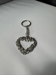 Llavero de metal plateado en forma de corazón con detalles de diseño floral - Imagen 1 de 9