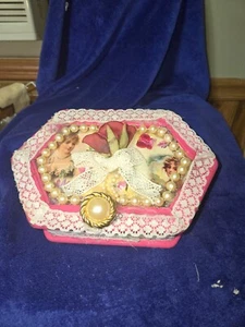 Upcycled Jewelry Trinket Box Shabby Chic Hand decorated Pink w/  Pearls vtg Lace - Bild 1 von 3